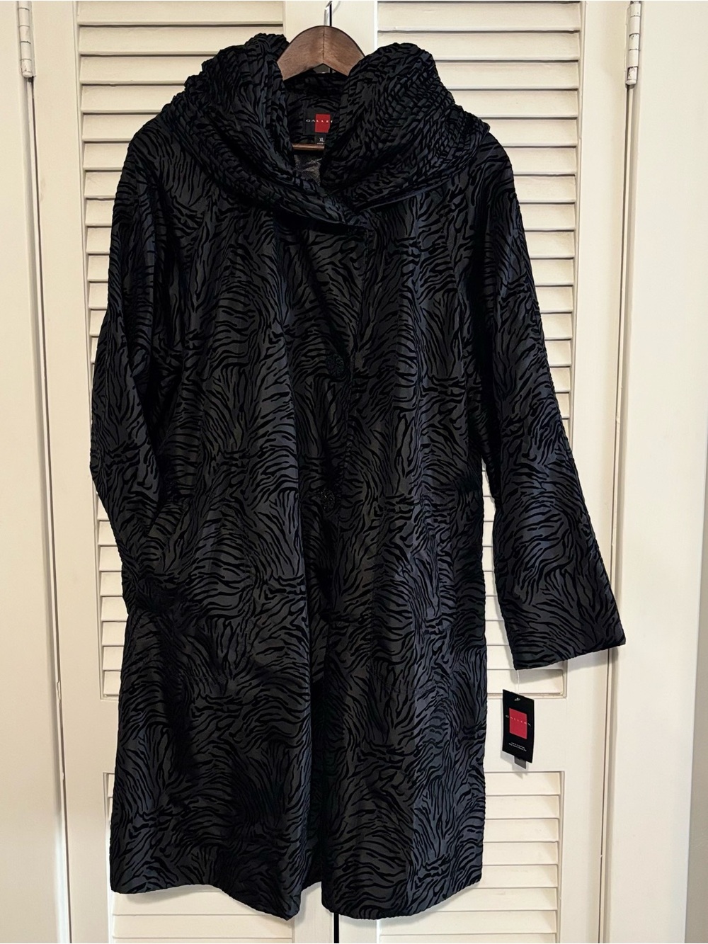 Gallery NWT Black flocked coat with cape collar